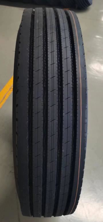 11R22.5 TRIQ TA' L-AWTOSTRA tat-TRUCK